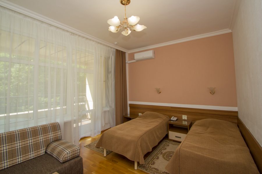 Двухместный номер в корпусе А в санатории Горный воздух в городе Железноводске - фотография