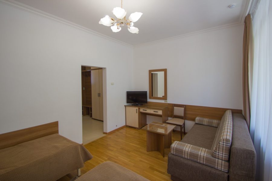 Двухместный номер в корпусе А в санатории Горный воздух в городе Железноводске - фотография