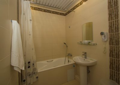 Двухместный номер в корпусе А в санатории Горный воздух в городе Железноводске - фотография