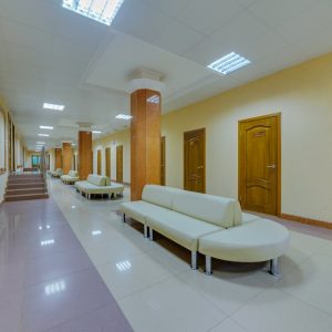 Коридор в лечебном корпусе в санатории Горный воздух в городе Железноводске - фотография