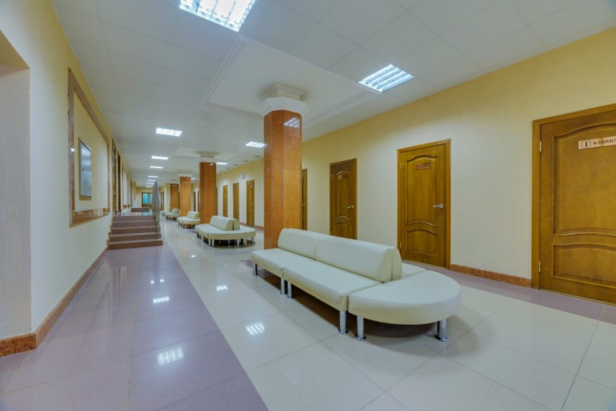 Коридор в лечебном корпусе в санатории Горный воздух в городе Железноводске - фотография