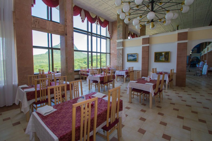 Обеденный зал в санатории Горный воздух в городе Железноводске - фотография