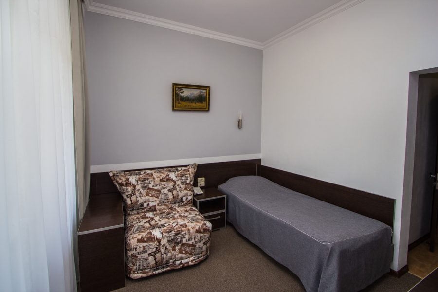 Одноместный номер в корпусе Б в санатории Горный воздух в городе Железноводске - фотография