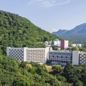 Территория санатория Горный воздух в городе Железноводске - фотография