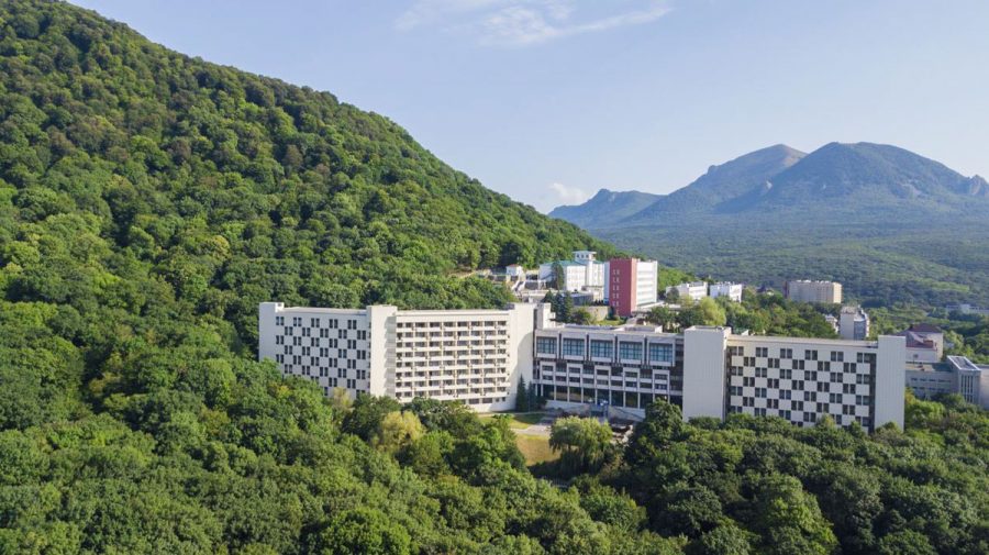 Территория санатория Горный воздух в городе Железноводске - фотография