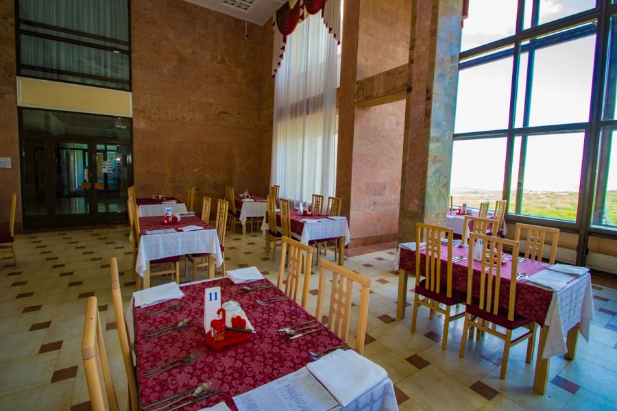 Обеденный зал в санатории Горный воздух в городе Железноводске - фотография